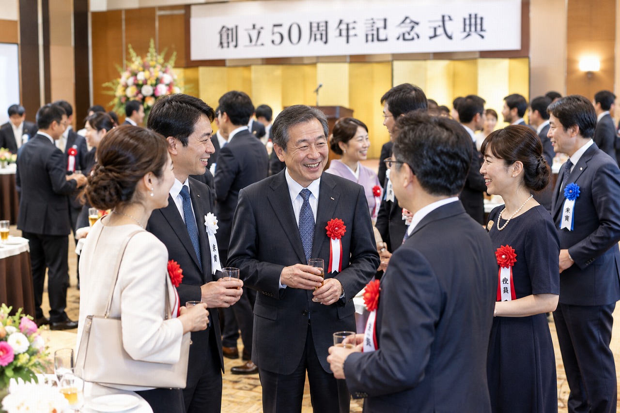 リボン記章を付けた出席者